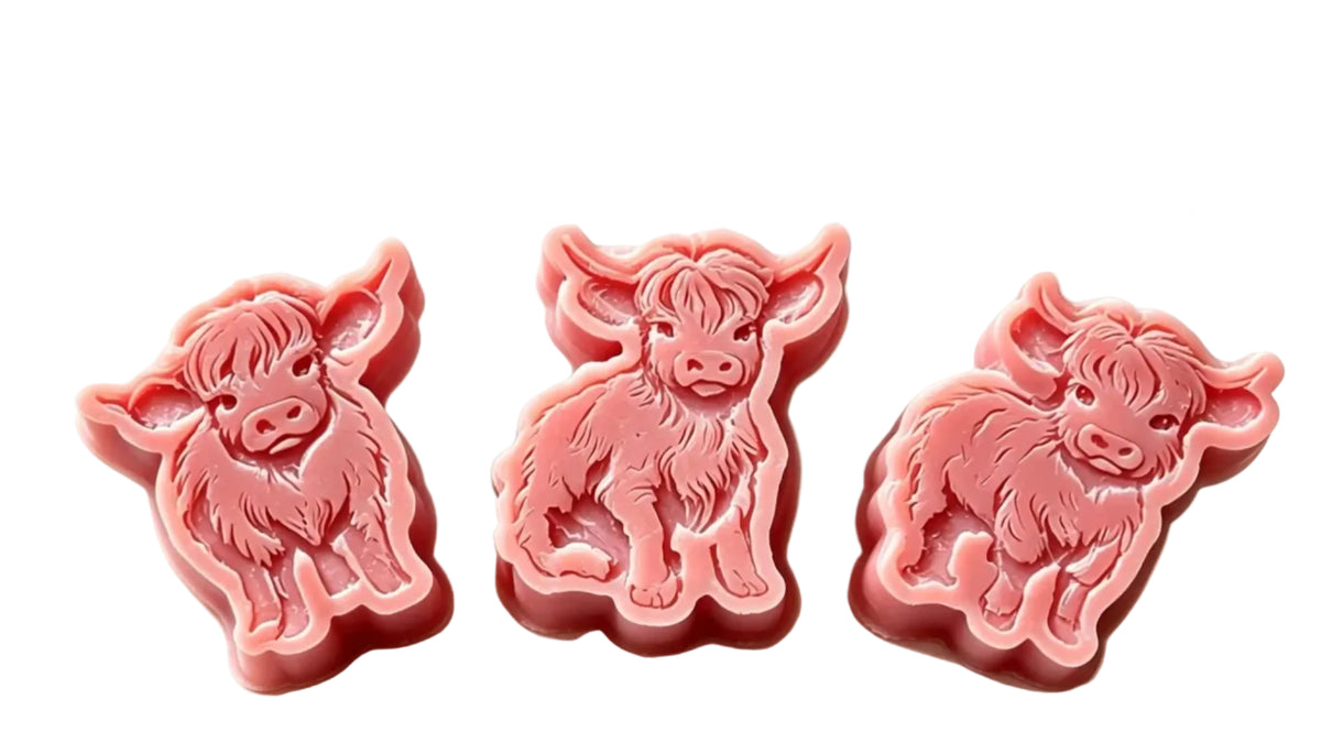Three pink cow-shaped wax melts background with text about dimensions and weight.